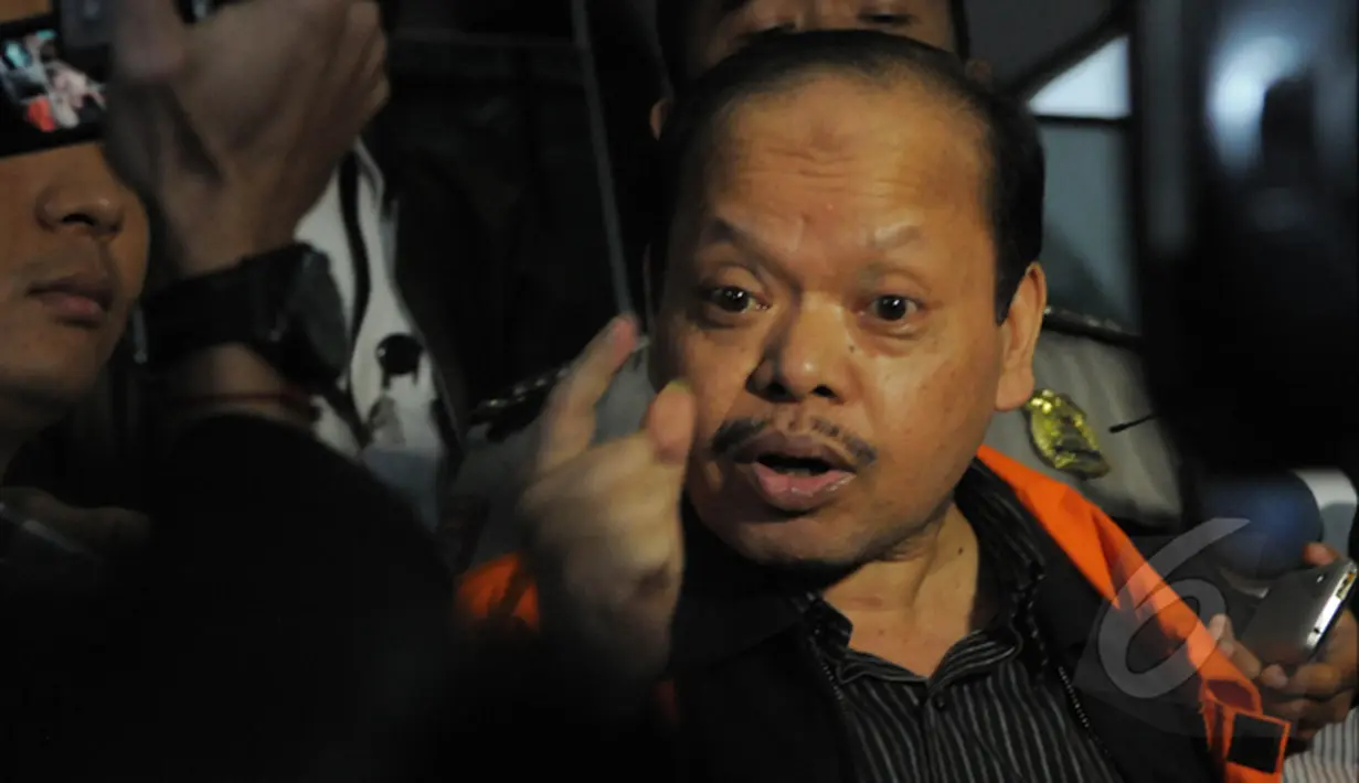 Sutan Bhatoegana menjawab pertanyaan wartawan usai menjalani pemeriksaan di Gedung KPK, Jakarta, Senin (23/2/2015).(Liputan6.com/Herman Zakharia)