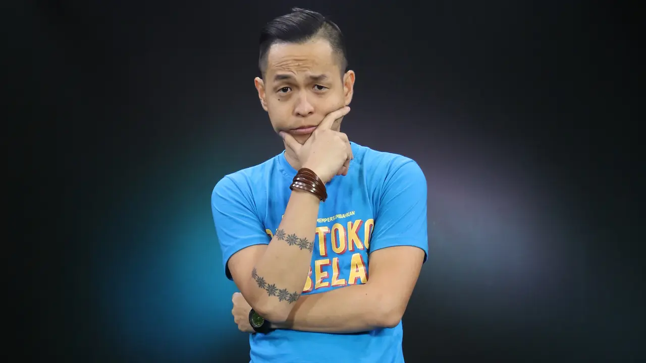Ernest Prakasa sutradara Cek Toko Sebelah