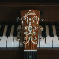 ilustrasi gitar/Jake Noren/unsplash