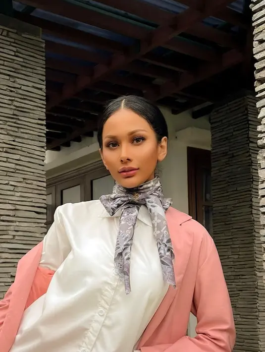 Penampilan wanita 22 tahun ini pun terlihat semakin menawan. Melalui media sosial pribadinya, Aurra Kharishma juga sering memakai busana kasual namun tetap terlihat stylish. (Liputan6.com/IG/@aurrakharishma)