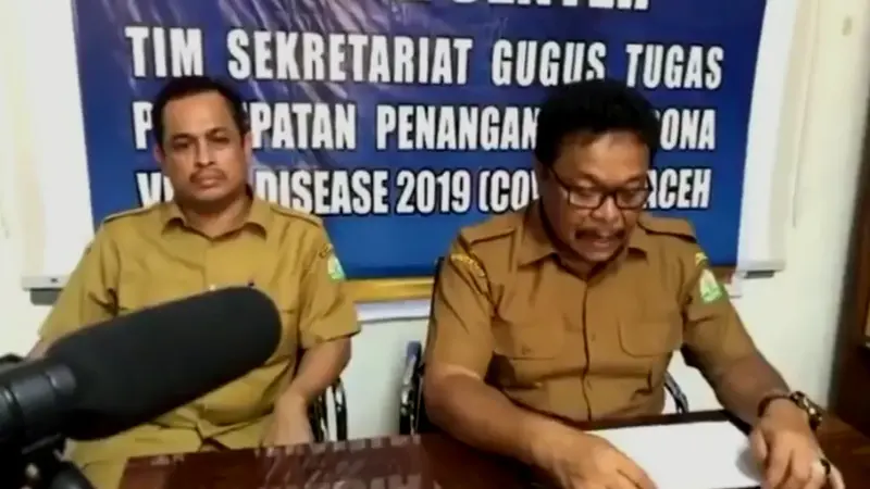 Jubir Pemprov Aceh, Saifullah Abdulgani (berkacamata), menggelar konferensi pers, Senin sore (Ist)