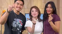 Kaesang Pangarep dan Erina Gudono foto bareng Dewi Perssik. (dok. Instagram @dewiperssik9/https://www.instagram.com/p/C7oaGMBBNff/)