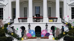 Presiden Joe Biden bersama Ibu Negara Jill Biden dan Kelinci Paskah berdiri di balkon Ruang Biru, Gedung Putih, Washington, Amerika Serikat, Senin (5/4/2021). Gedung Putih kembali meniadakan tradisi Easter Egg Roll menyusul pandemi COVID-19 yang sedang berlangsung. (AP Photo/Evan Vucci)