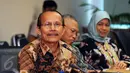 Ketua Komisi Yudisial, Maradaman Harahap menjawab pertanyaan usai bertemu dengan pimpinan KPK di gedung Komisi Yudisial, Jakarta, Rabu (6/1/2016). Pertemuan berlangsung tertutup dan membahas pembaharuan MoU kedua lembaga. (Liputan6.com/Helmi Fithriansyah)