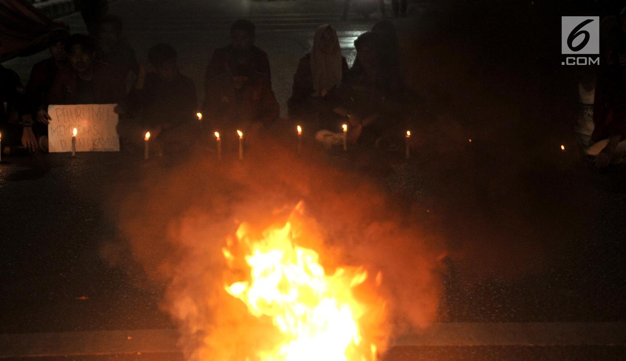 Mahasiswa Ikatan Mahasiswa Muhammadiyah (IMM) melakukan aksi solidaritas di depan Gedung Muhammadiyah, Jakarta, Kamis (26/9/2019). Aksi itu mendoakan almarhumah Randi, salah satu mahasiswa Universitas Haluoleo yang tewas saat dmeonstrasi di depan kantro DPRD Sulut. (merdeka.com/Iqbal S Nugroho)