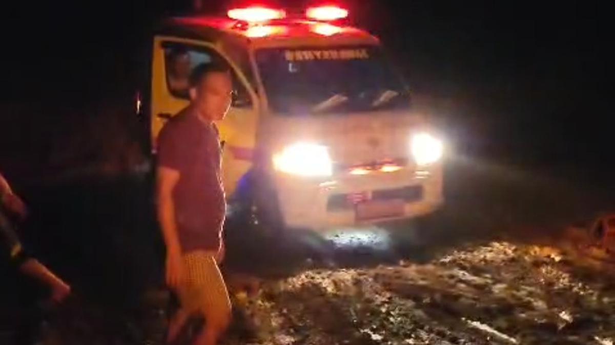 Viral Video Ambulans Jenazah Terjebak Lumpur di Jalan Tambang Konawe Utara