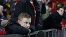 Suporter cilik Manchester United menyaksikan laga perdana awal tahun pada lanjutan Liga Premier Inggris di Stadion Old Trafford, Sabtu (02/01/2016). Manchester United menang 2-1. (Reuters/Carl Recine)