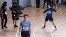 Selebritas Indonesia, Bastian Steel (kanan) melakukan selebrasi khas bintang sepak bola Portugal, Cristiano Ronaldo setelah menjuarai lari 100 meter putra Turnamen Olahraga Selebriti Indonesia (TOSI) di GOR UNJ, Rawamangun, Jakarta, Minggu (30/07/2023). Bastian sukses finis tercetap dengan catatan waktu 16,32 detik. (Bola.com/Bagaskara Lazuardi)