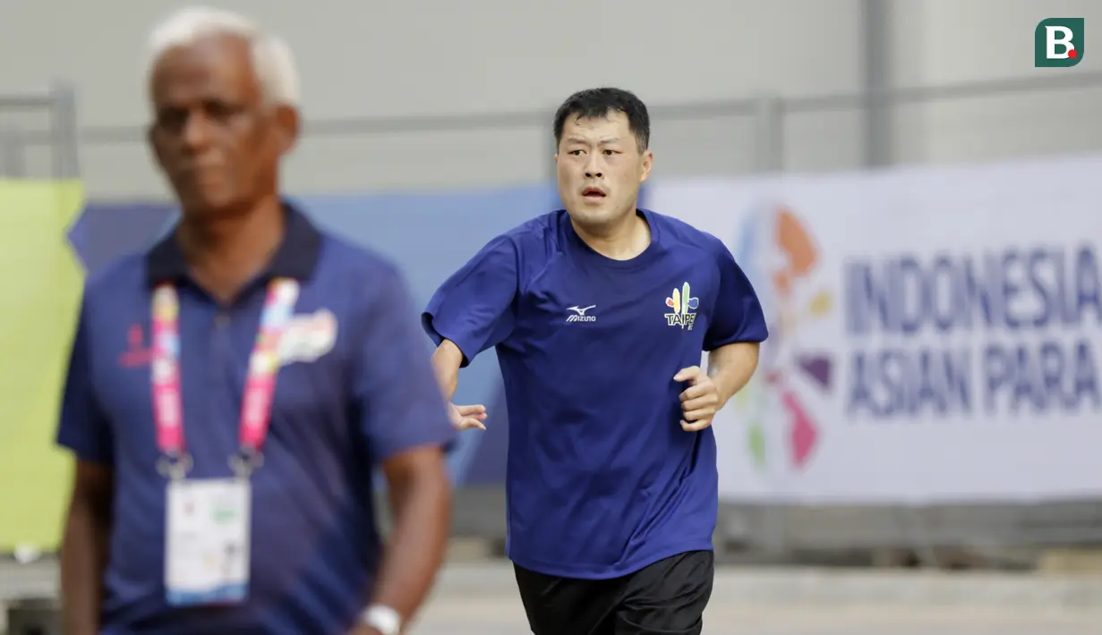 Atlet Asian Para Games berlari saat berada di Wisma Atlet, Kemayoran, Jakarta, Rabu (03/10/2018). Menjelang sore hari, para atlet melakukan berbagai aktifitas mulai dari berolahraga, memotret, bermain biliar hingga keliling wisma. (Bola.com/M Iqbal Ichsan