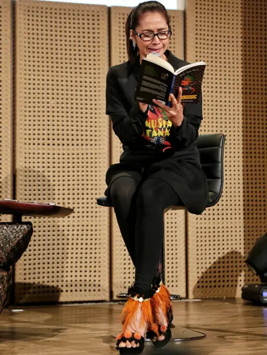 Kerinduannya membaca puisi di atas panggung menjadi salah satu alasan Maudy terlibat di Manusia Istana ini. Terlebih ketika ia tahu akan membacakan puisi karya penyair ternama, Radhar Panca. (Adrian Putra/Bintang.com)