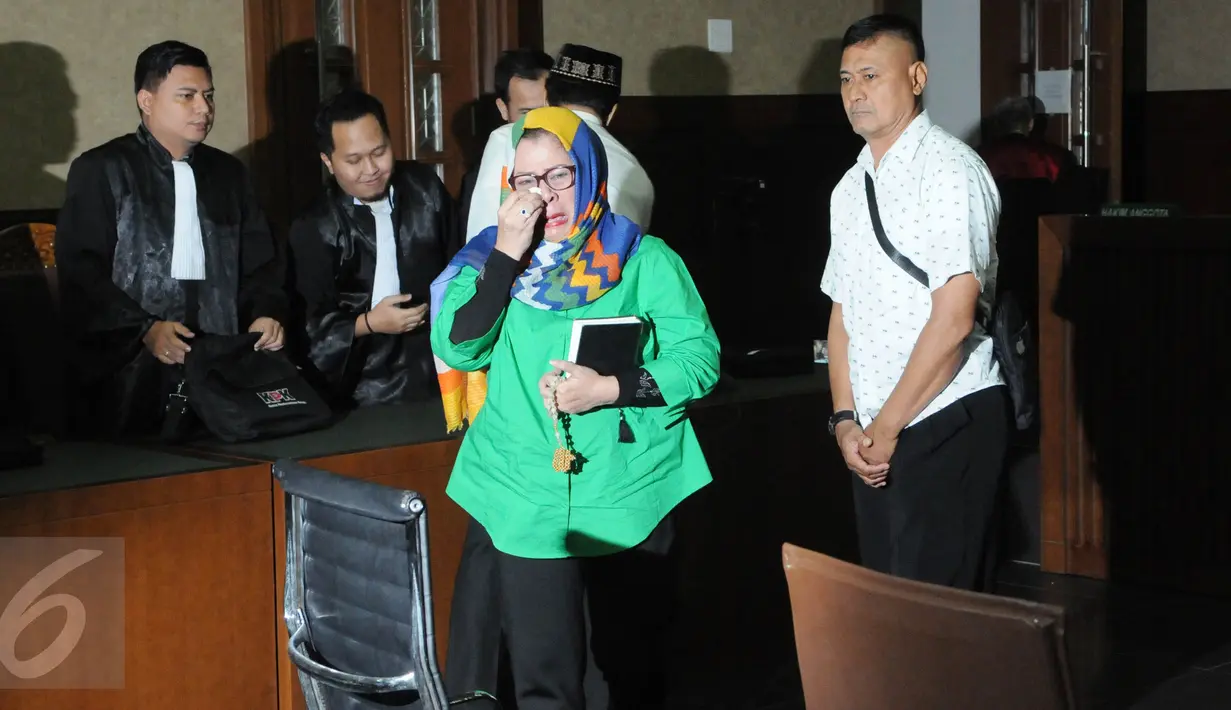 Tangis mantan Anggota Komisi VII DPR RI dari F-Partai Hanura, Dewie Yasin Limpo usai menjalani sidang di Pengadilan Tipikor, Jakarta, Senin (13/6). Dewie divonis 6 tahun penjara dan denda Rp200 juta subsider 3 bulan kurungan. (Liputan6.com/Helmi Afandi)