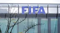 Logo FIFA dari markas besarnya di Zurich, Swiss. Foto diambil pada 20 Oktober 2010 jelang biding Piala Dunia 2018 dan 2022.AFP PHOTO/SEBASTIAN DERUNGS