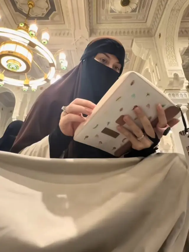 Irish Bella saat Melaksanakan Haji 2025. [@calistamarshanda]