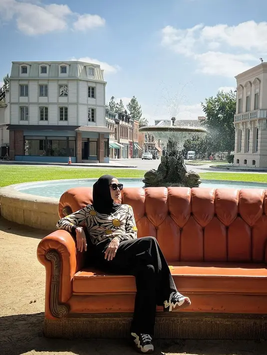 Saking girang, Zaskia Adya Mecca membagikan 9 foto saat di lokasi syuting Friends, di Warner Bros., Studio Tour Hollywood, AS, lewat akun Instagram terverifikasinya, Minggu (18/9/2022). Selama di sana, pikiran bintang sinetron Para Pencari Tuhan melayang ke masa SMA dan kuliah. Kala itu, ia tak begitu terkoneksi dengan topik Friends meski suka dengan serial ini. (Foto: Dok. Instagram @zaskiadyamecca)