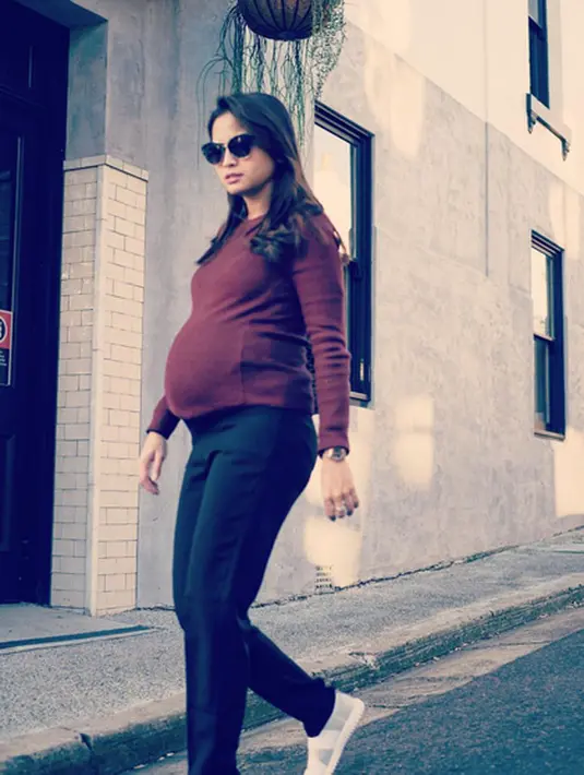 Kabar bahagia itu diketahui oleh ibunda Acha, Rita Emza lewat aplikasi pesan singkap pada tim Bintang.com. Ia mengatakan bahwa Acha telah melahirkan secara normal dengan proses yang cukup berat. (Instagram/septriasaacha)