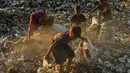 Banyak keluarga kesulitan bertahan hidup dalam kondisi serba kekurangan, yang membuat sebagian anak terpaksa bekerja atau mengemis. (AP Photo/Jehad Alshrafi)