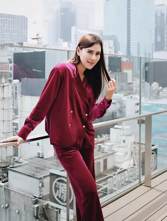 Syahnaz pun tampil mengenakan one set maroon dari brand Nagita. One set terdiri dari atasan blazer panjang dan celana panjangnya. @syahnazs.