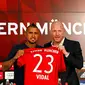 Gelandang Cile, Arturo Vidal, bersama Matthias Sammer berpose dengan jersey Bayern Munchen di Allianz Arena, Munchen, Jerman (28/7/2015). Bayern Munchen resmi mengontrak Vidal dengan kontrak selama empat musim. (Reuters/Michaela Rehl)