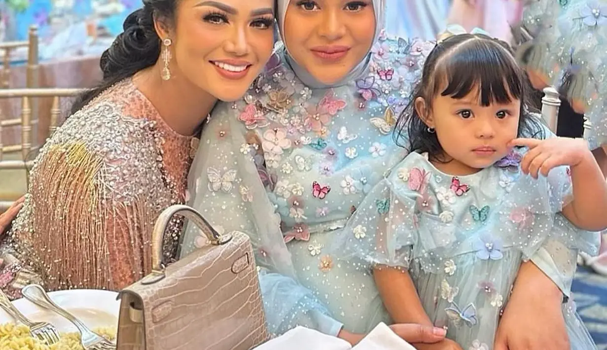 Di bagian atas dress dipenuhi rumbai yang membuat penampilan Krisdayanti semakin menawan. [Foto: Instagram/attahalilintar]