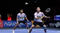 Pebulu tangkis ganda putra Sabar Karyaman Gutama/Moh Reza Pahlevi Isfahani kalah dari pasangan Korea Selatan Kim Won Ho/Seo Seung Jae di final Indonesia Open 2025.&nbsp;Sabar/Reza kalah rubber game 21-18, 19-21, dan 12-21 di Istora Senayan, Jakarta, Minggu (8/6).&nbsp;(foto: PBSI)