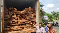 Barang bukti kayu ilegal logging dari Suaka Margasatwa Rimbang Baling yang disita Polda Riau. (Liputan6.com/M Syukur)