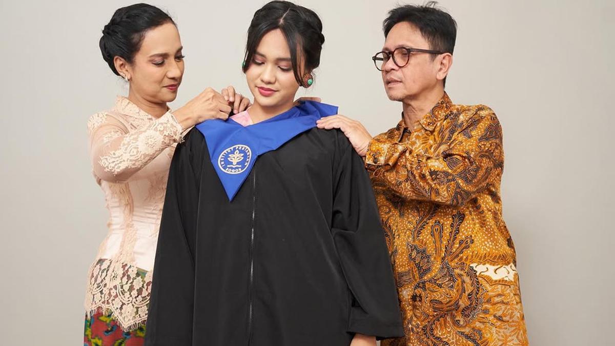 6 Potret Wisuda Anak Shahnaz Haque dan Gilang Ramadhan, Lulus Kedokteran Hewan