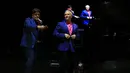 Bukan hanya Jim Brickman saja yang bisa membuat penonton tertawa terbahak-bahak, begitu juga John Trones. (Foto: Color Asia Live)