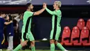 Pemain Atletico Madrid #06 Koke (Kiri) dan Antoine Griezmann merayakan kemenangan mereka atas Osasuna pada akhir laga penutup jornada ketujuh Liga Spanyol di Stadion El Sadar, Jumat (29/9/2203) dini hari WIB. (ANDER GILLENEA / AFP)