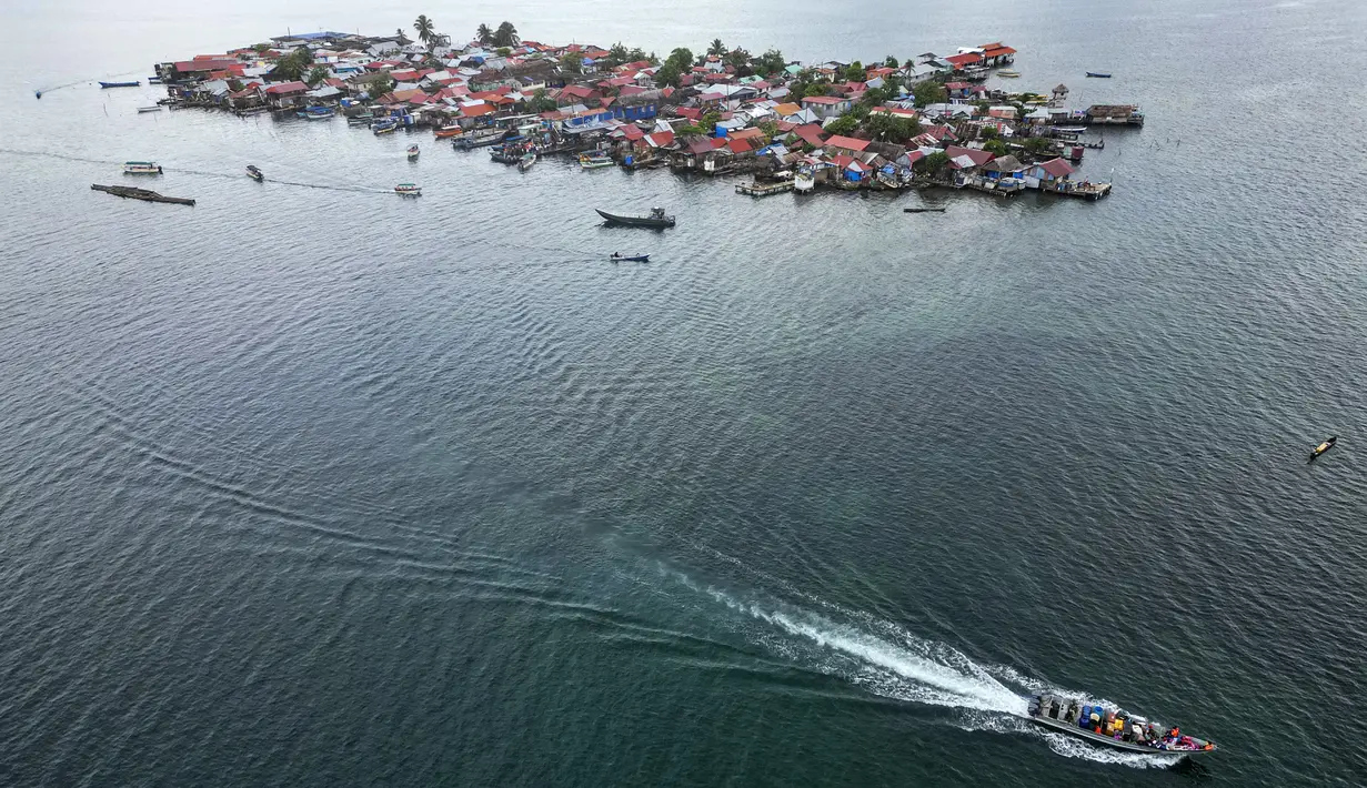 Gardi Sugdub merupakan salah satu dari sekitar 50 pulau berpenduduk di kepulauan wilayah Guna Yala. Panjangnya hanya sekitar 400 yard (366 meter) dan lebar 150 yard (137 meter). (MARTIN BERNETTI / AFP)