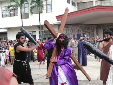 Umat Katolik di Gereja St Matius Penginjil Bintaro, menampilkan teatrikal prosesi jalan salib, Tangerang Selatan, (25/3). Prosesi jalan salib ini merupakan bagian dari perayaan Paskah yang dirayakan umat Kristiani sedunia. (Liputan6.com/Angga Yuniar)