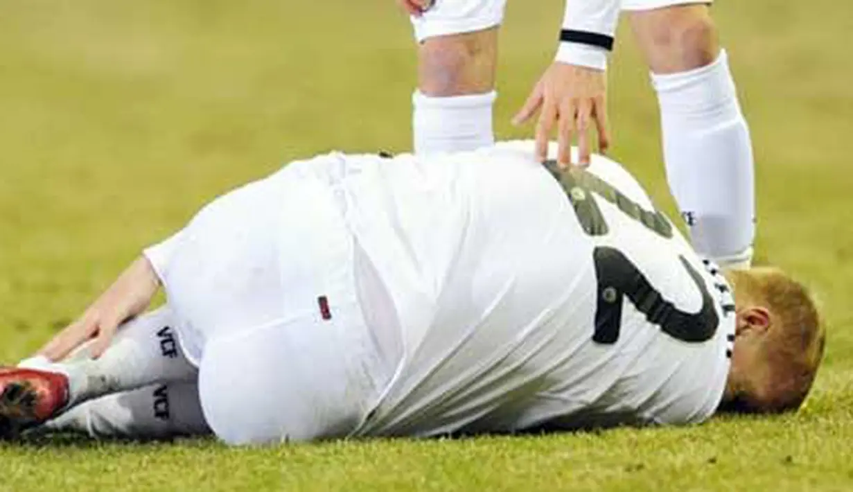 Bek kiri Valencia asal Prancis, Jeremy Mathieu mengerang kesakitan di engkel kanannya di leg pertama 32 besar Europa League melawan Club Brugge di Jan Breydel Stadium, 18 Februari 2010. Brugge unggul 1-0. AFP PHOTO / JOHN THYS 