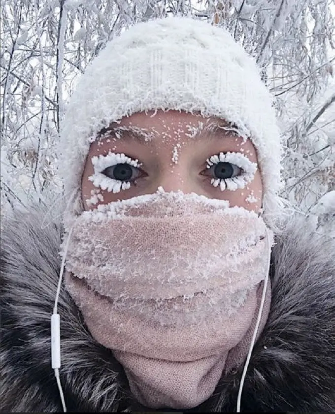Suhu dingin di sebuah desa di Rusia mampu membekukan bulu mata warga yang keluar dari rumah untuk beraktivitas. (Sakhalife.ru via AP)