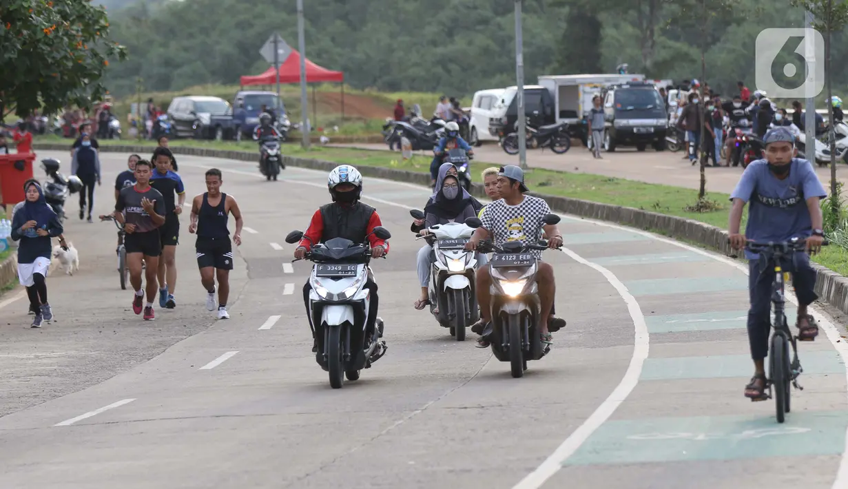 Warga beraktivitas di lingkar luar Stadion Pakansari, Kabupaten Bogor Jawa Barat, Kamis (26/11/2020). Hampir setiap sore kawasan lingkar luar Stadion Pakansari dipenuhi warga yang berolahraga namun sejumlah kendaraan bermotor masih terlihat melintasi area ini. (Liputan6.com/Helmi Fithriansyah)