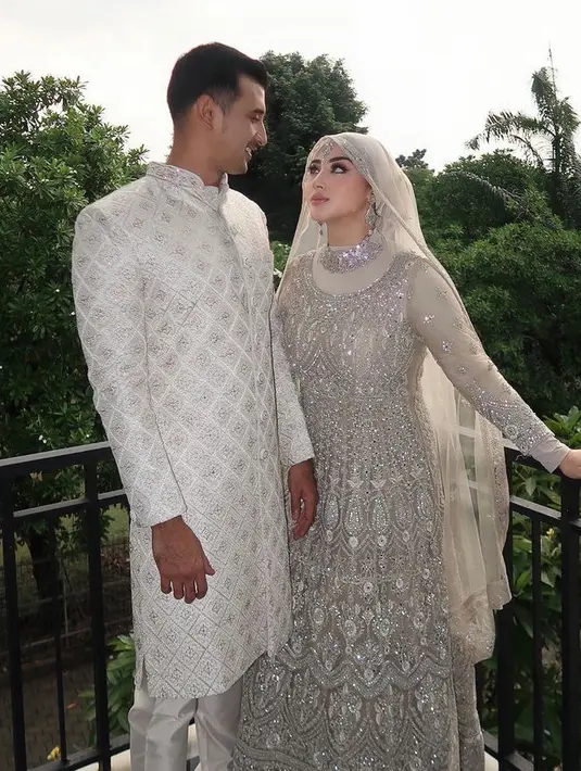 Margin dan Ali Syakieb memilih mengenakan baju lebaran bertema Bollywood. Keduanya tampak kompak mengenakan baju putih seperti pasangan India. [‎@marginw]