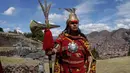 Aktor David Ancca bersiap sebelum mengikuti ritual Inca "Inti Raymi" di reruntuhan Saqsaywaman di Cuzco, Peru (24/6). Menurut tradisi kuno, festival ini dilakukan untuk merayakan kelahiran kembali Apu Inti. (AP/Martin Mejia)
