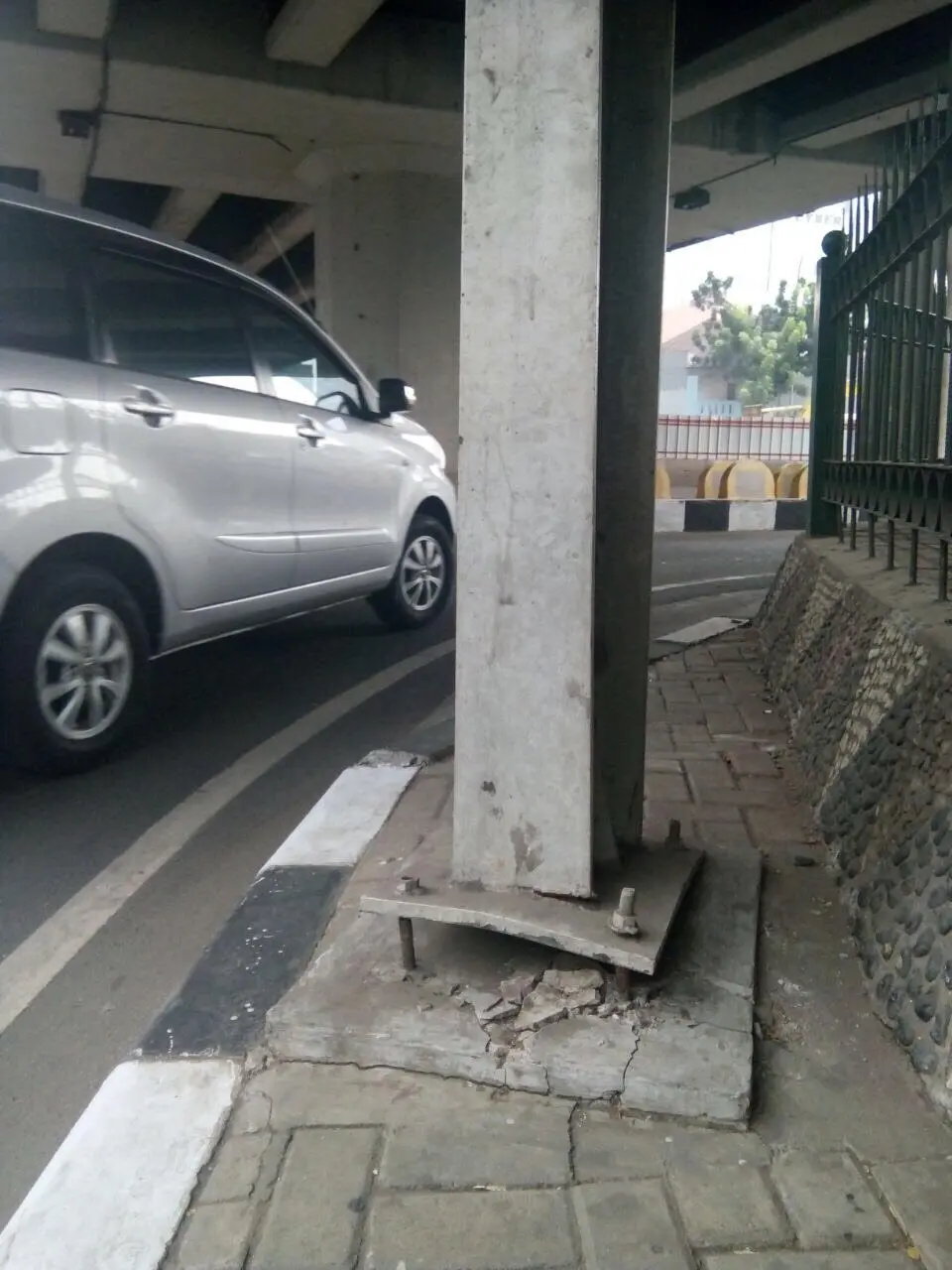 Tiang portal pelindung flyover Mampang. (Liputan6.com/M. Radityo)