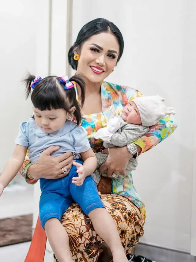 6 Potret Krisdayanti saat Main Bareng Dua Cucu, Ameena dan Azura Bikin Gemas