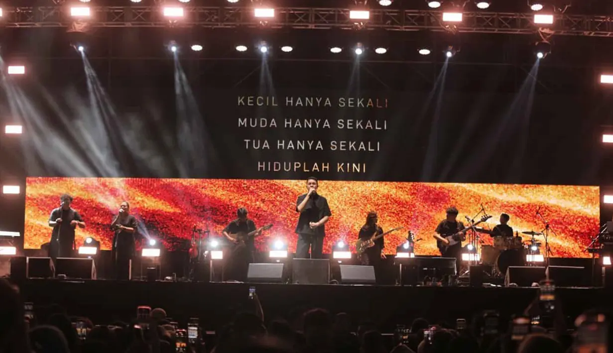 Kehadirannya langsung disambut teriakan riuh dari para penggemar yang sudah menantinya sejak sore hari. Tampak dalam foto, penyanyi, Tulus saat tampil pada hari kedua gelaran KapanLagi Buka Bareng (KLBB) Festival 2026 di Stadion Madya, Kompleks Gelora Bung Karno, Senayan, Jakarta, Minggu 1 Maret 2026. (Fimela.com/Adrian Putra)
