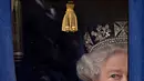 Dalam file foto ini diambil pada 18 November 2009 Ratu Inggris Elizabeth II kembali ke Istana Buckingham di pusat kota London, setelah berpidato di depan Parlemen selama upacara Pembukaan Parlemen resmi di Westminster. (Photo by LEON NEAL / AFP)