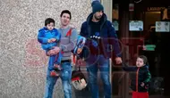 Lionel Messi dan Luis Suarez menjemput anaknya masing-masing di sekolah internasional di Gava, Kamis (25/2/2016). (dok. Sport)