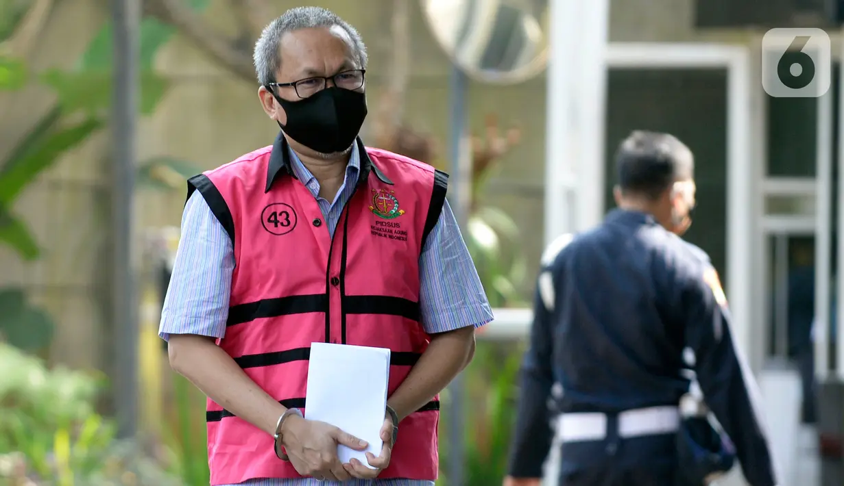 Mantan Dirut PT Danareksa Sekurita, Marciano Herdondrie Herman berjalan masuk akan menjalani pemeriksaan oleh tim penyidik dari Kejaksaan Agung di Gedung KPK, Jakarta, Kamis (25/6/2020). (merdeka.com/Dwi Narwoko)