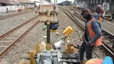 Pekerja PT KAI Daop 4 Semarang melakukan pengecekan sinyal kereta api di kawasan Stasiun Poncol, Semarang, Jawa Tengah, Rabu (12/12). Pengecekan ini dilakukan untuk kelancaran angkutan Natal dan Tahun Baru. (Liputan6.com/Gholib)