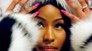 Penyanyi Nicki Minaj ketika menghadiri fashion show koleksi Fall/Winter 2017 Oscar de la Renta di New York Fashion Week, Senin (11/9). Mantel tersebut dilengkapi penutup kepala atau hood yang membuatnya lebih hangat. (AP Photo/Kathy Willens)