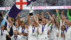 Ellen White (kiri tengah) dan Jill Scott (kanan tengah) mengangkat trofi saat para pemain Timnas Wanita Inggris merayakan kemenangan di ajang Euro 2022 usai mengalahkan Jerman 2-1 pada babak final di stadion Wembley, di London, pada Juli 31 Desember 2022. (AFP/Franck Fife)