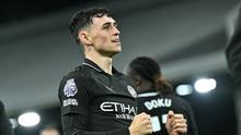 Gelandang Manchester City, Phil Foden, merayakan gol keempat timnya dalam pertandingan Liga Inggris antara Fulham dan Manchester City di Craven Cottage, London, pada 2 Desember 2025. (Ben STANSALL / AFP)