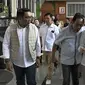 Pasangan bakal calon gubernur dan wakil gubernur DKI Jakarta, Ridwan Kamil (kiri) bersama Suswono (kanan) berbincang dengan mantan Gubernur DKI Jakarta Sutiyoso (tengah) di Museum Bang Yos, Jatikarya, Bekasi, Jawa Barat, Kamis (12/9/2024). (Liputan6.com/Herman Zakharia)