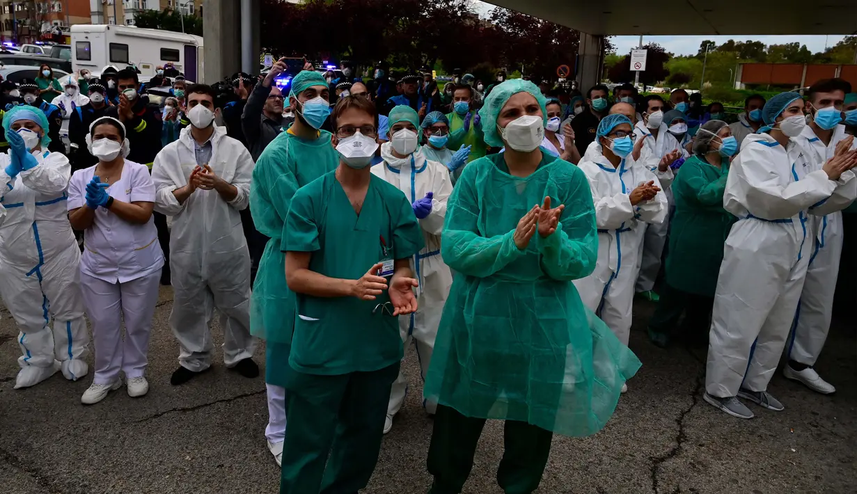 Petugas kesehatan bertepuk tangan untuk mengenang Esteban, perawat yang gugur karena virus corona COVID-19 di Rumah Sakit Severo Ochoa di Leganes, Spanyol, Jumat (10/4/2020). Hingga Minggu (12/4/2020) pagi, total kasus COVID-19 di Spanyol sebanyak 163.027. (Photo by PIERRE-PHILIPPE MARCOU/AFP)