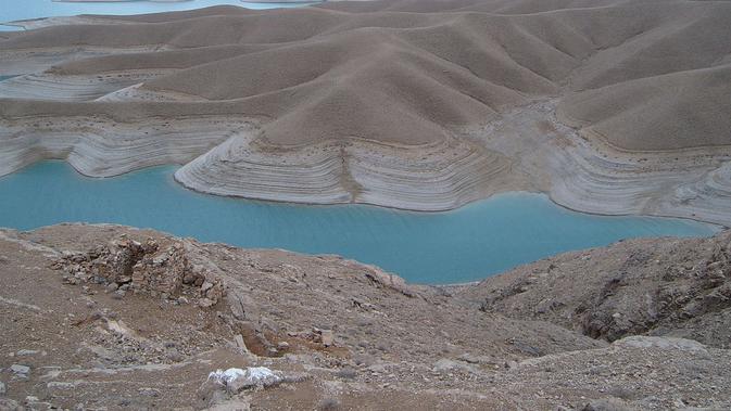 Pegunungan dan sungai di Provinsi Helmand Afghanistan (wikimedia commons)