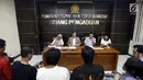 Suasana saat Ketua Komnas HAM Nur Kholis (kedua kiri) menerima pengaduan dari 100 jurnalis yang tergabung dalam Forum Pekerja Media PT Media Nusantara Informasi atau Koran Sindo, di Jakarta, Senin (7/8). (Liputan6.com/Johan Tallo)