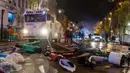 Polisi antihuru-hara berdiri di jalan utama di Brussel, Belgia, 27 November 2022. Polisi harus menutup sebagian pusat Kota Brussel dan bergerak dengan meriam air serta gas air mata untuk membubarkan massa menyusul kerusuhan selama dan setelah Maroko menang 2-0 atas Belgia di Piala Dunia 2022. (AP Photo/Geert Vanden Wijngaert)